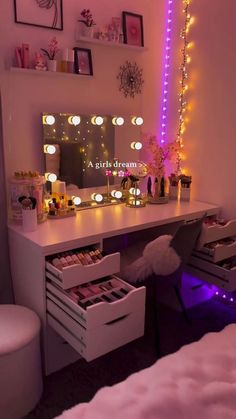 Pink Cute Bedroom Aesthetic, Cute Bedroom Fairy Lights, Small Small Bedroom Ideas, Vanity Ideas Bedroom Pink, Danish Pink Room, Hollywood Room Ideas, Pink Aesthetic Room Decor Ideas, Cute Makeup Vanity Ideas, White And Pink Bedroom Decor