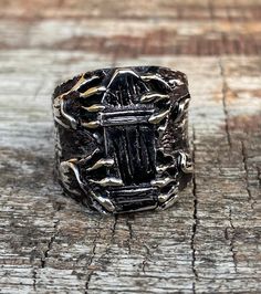 Bague gothique tête de mort cercueil pour homme en argent sterling, bague motard cool gravée pour homme, bague gothique vintage pour petit ami, bijoux homme tête de mort en argent Êtes-vous à la recherche de la meilleure bague gothique ? Le voici. Bague gothique crâne cercueil pour homme en argent sterling, gravée La bague gothique motard cool pour homme est conçue pour les hommes qui recherchent quelque chose d'élégant qui se démarquera de la foule. La bague est en argent sterling massif. Il est également livré avec un design cool qui attire certainement l'attention. N'oubliez pas que cette bague est livrée avec la livraison GRATUITE ! Cette bague serait le cadeau parfait pour tout motard, punk rocker, gothique ou hippie de votre entourage. Le design de la tête de mort est magnifique et u Ring For Boyfriend, Goth Ring, Coffin Ring, Birthday Gifts For Brother, Gothic Ring, Birthday Gift Ring, Presents For Best Friends, Presents For Boyfriend, Biker Rings