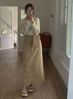 Khaki Skirt Outfits, Modest Stylish Outfits, Korean Skirt Outfits, Cafe Outfit, Haircut Selfie, Photo Hijab, Midi Skirt Outfit, Cute Hairstyle