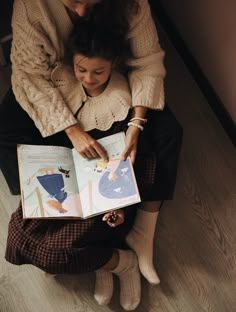 Working Mom Photoshoot, Working With Kids Aesthetic, Parenting Aesthetic, Babysitting Aesthetic, Read English, Mother Baby Photography, Girl Reading Book