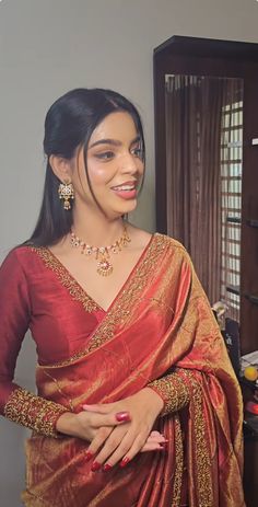 Saree Engagement Look Bride, Reception Bride In Saree, Navvari Bridal Look, Engagement Saree For Bride Indian, Simple Engagement Look, Newly Married Saree Look, Karwachauth Look In Saree, Engagement Outfit Ideas Indian, Saree Engagement Look