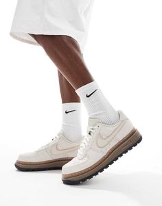 Zapatos, botas y zapatillas de Nike Estilo casual: perfeccionado Diseño de corte bajo Cierre con cordones Lengüeta y tobillo acolchados Detalle característico de Nike Perforaciones para mejor transpiración Mediasuela de espuma con cámara de aire amortiguadora Suela de goma resistente Trama concéntrica antideslizante Nike Air Force 1 Luxe, Nike Casual, Running Trainers, Nike Brand, Trainer Heels, Leather Dresses, White Trainers, Adidas Gazelle, Short Socks