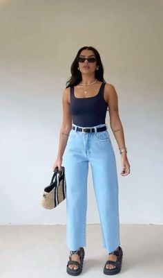 Jean With Sandals Outfit, Outfit Inspo Spring 2025, Blue Jean Pants Outfits, Look Com Mom Jeans, How To Dress In Your 20s, Mom Pants Outfit, Trendy Mom Outfits Summer 2024, High Waist Jeans Outfit Ideas, Modest Summer Style