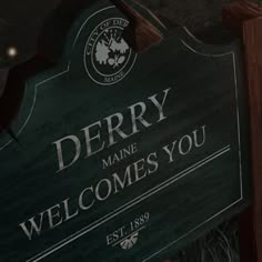 a sign that says derby maine welcomes you