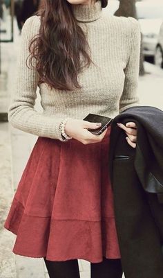 Thanksgiving Outfit Women, Winter Skirt Outfit, Stylish Winter Outfits, Rock Outfit, Look Retro, Red Skirt, Winter Skirt, Cute Winter Outfits, Suede Skirt