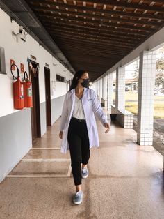 Poses With Apron Doctor, Doctor Graduation Outfit Ideas, Medical Doctor Outfit Women, Doctors Outfit Women, Doctor Outfit Women Work Wear, Doctor Style Outfits, Doctor Work Outfit, Scrub Fits, White Coat Ceremony Outfit