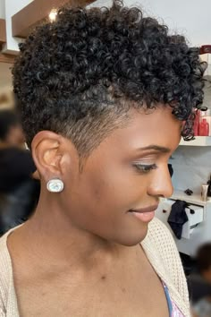 Short Black Natural Hairstyles, Natural Hair Haircuts, Edgy Short Haircuts, Short Natural Haircuts, Black Women Short Hairstyles, Short Natural Curly Hair, Dunner Wordend Haar, Tapered Natural Hair, Natural Hair Cuts