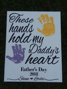 a sign that says these hands hold my daddy's heart father's day