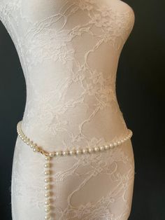 Full pearl belt, full length of pearls make this lovely belt accessory. Choose from gold or silver clasp.  Choose your waist size in inches, all belts will come with an extra 12 inch hanging chain Swimwear accessory, add to dresses to fashionable detail, tops or a perfect gift. Silver Chain Belt, Pearl Belt, Belt Fashion, Chain Belts, Fan Design, Uk Size 16, Pearl Cream, Belt Accessories, Chain Belt