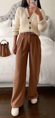 Fashion 60s, Stile Casual Chic, Fest Outfits, Business Casual Outfits For Work, Classy Work Outfits, Trendy Fall Outfits, Stylish Work Outfits, Brown Pants, Casual Work Outfits