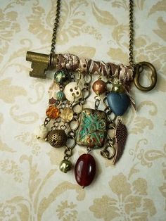 Antique Key Necklace, Necklace With Charms, Old Jewelry Crafts, Boho Jewelry Diy, Diy Jewelry To Sell, Vintage Jewelry Ideas, Rustic Necklace