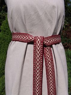 Width 3,8 cm/1,49 in. Lenght 2,12 m/83,46 in.(The waist of the photo model is 77cm/30,3 in) The material I use is 100% wool. Colors: bordo red, white Tablet weaving, Tablet Woven Belt.  Discover the beauty of traditional craftsmanship with our handmade tablet woven belts, inspired by Baltic and Latvian folk designs. Each etno belt is carefully crafted using card weaving techniques, resulting in unique patterns and vibrant colors, such as stunning bordo. Perfect for pairing with linen clothes or Viking Belt, Medieval Belt, Medieval Clothes, Card Weaving, Folk Design, Tablet Weaving, Washing Powder, Handmade Belts, Medieval Costume