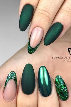 17 Stunning Green Chrome Nail Design Ideas - thepinkgoose.com 2023 Holiday Nail Trends, Green Inspired Nails, Christmas Nails Chrome, Matte Glitter Nails, Green Chrome Nails, Green Nails Ideas, Chrome Nail Ideas, Chipped Nails, Manicure Monday