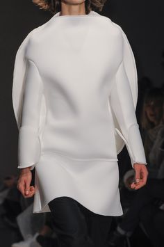 Sculptural dress with minimalist white design and a circular 3D silhouette encasing the body - shape & structure; geometric fashion // Jacquemus Fall 2014 Sculptural Dress, 3d Silhouette, Neoprene Fashion, Silhouette Mode, Shape Fashion, Fashion Silhouette