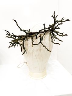 This rustic bridal crown is crafted from real tree branches, perfect for woodland, boho, or nature-themed weddings. The crown is lightweight, flexible, and made to sit comfortably on your head. Its raw, natural look evokes the beauty of a forest, offering a unique, nature-inspired touch to your bridal or special occasion outfit. With its natural tree branch design, this headpiece brings a touch of rustic elegance, making it an ideal accessory for an outdoor or woodland wedding. Adjustable with a ribbon for a perfect fit, it suits various hairstyles Branch Crown, Branch Headpiece, Forest Crown, Twig Crown, Crown Of Leaves, Black Flower Crown, Nature Crown, Nature Themed Wedding, Occasion Outfit