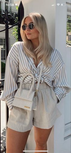 Mother’s Day Brunch Outfit, Holiday Inspo, Travel Clothes, Summer Ootd, Vacay Outfits, Beige Shorts, Looks Party