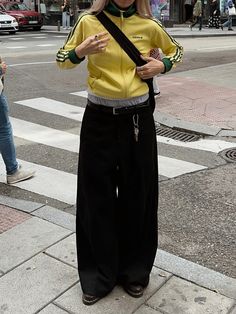 Styling Baggy Pants, Baggy Adidas Pants Outfit, Adidas Jersey Outfit, Manrepeller Style, Outfits With Baggy Pants, Baggy Track Pants Outfit, Styling Track Pants, Adidas Baggy Pants