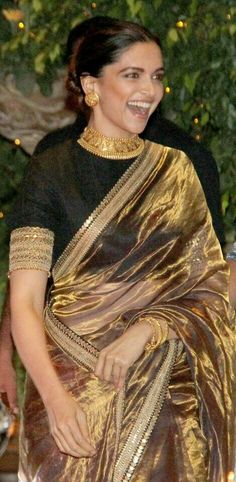 Deepika in sabyasachi Deepika In Sabyasachi, Gold Net Saree, Lehnga Ideas, Saree With Black Blouse, Classy Sarees, Black Saree Blouse, Sabyasachi Sarees, Indian Celebrity, Fashionable Saree Blouse Designs