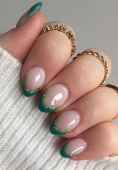 25+ Beautiful Emerald Green and Gold Nails For Your Inspiration - Nail Designs Daily Unghie Sfumate, Green French, Nagel Tips, Christmas Gel Nails, Dipped Nails, Orange Nails, Xmas Nails, Pretty Acrylic Nails