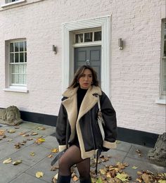 Outfit Con Montone, Sweater And Jacket Outfit, Zara Aviator Jacket Outfit, Faux Coat Outfit, Faux Leather Jacket Outfit, Shearling Jacket Outfit, Leather Fur Jacket, Fur Jacket Outfit, Cozy Minimalism