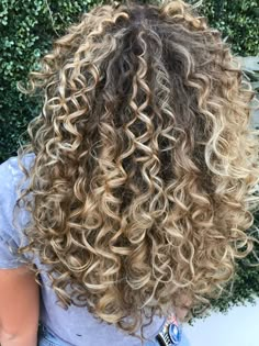 Curly Balayage Hair, Curly Hair Color Ideas, Blonde Highlights Curly Hair, Curly Hair Color, Curly Highlights, Highlights Curly, 50 Hair