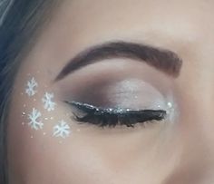 Christmas Makeup Art, Christmas Makeup Looks Simple, Creative Christmas Makeup, Eyeliner Creative, Christmas Eyeliner, Simple Christmas Makeup, Makeup Looks Christmas, Cheap Makeup Products, Snowflake Makeup