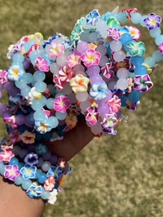 Insta is charmedbydasiee !! shop in her bio 🌷 Summer Bracelets Beads, Summer Beaded Bracelets, Colorful Bead Bracelets, Bracelet Business, Clay Bead Necklace