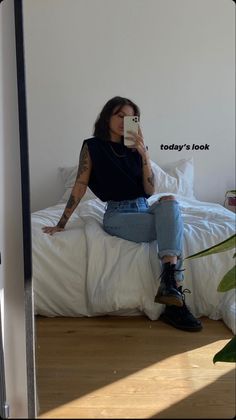 Summer Coffee Outfit Casual, Edgy Fits Grunge, Amsterdam Party Outfit, Tattoo Women Outfit, Outfits To Watch A Play, Wedding Bartender Outfit Women, Tomboy Work Outfit Summer, Bar Hop Outfit, Outfit For Getting A Tattoo