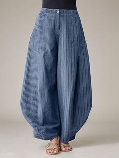 Harem Pants Loose Buttoned Striped Pants Trousers BLUE-S Diy Baggy Pants, Gaun Peplum, Japanese Construction, Japanese Trousers, Striped Harem Pants, Sukienki Maksi, Construction Workers, Balloon Pants, Moda Chic