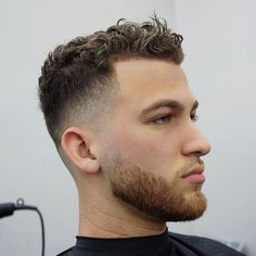 Falando de Cachos – Inspire-se em Cabelos Cacheados Masculinos Curtos | Estilo Bifásico | Bloglovin’ New Men Hairstyles, Curly Hair Model, Popular Mens Hairstyles, Low Fade Haircut, Haircuts For Curly Hair, Mens Haircuts Fade