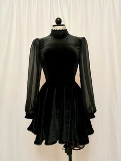 Vintage inspired velvet dress with chiffon sleeves. Dress With Chiffon Sleeves, Halloween Mode, Fair Outfits, Chiffon Sleeves, Goth Dress, Black Velvet Dress, Halloween Fashion, Mode Inspo