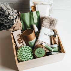 Spa Box Gift Diy, Spa Basket Ideas For Women, Spa Basket Ideas, Spa Box Gift, Muscle Relief Bath, Cloud Socks, Mint Lip Balm, Mask Applicator, Luxury Gift Basket