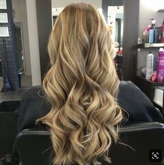 Curled Balayage Hair, Blond Hair Curly, Honey Blonde Hairstyles, Curls Blonde Hair, Wavy Hair Blonde, Blond Curly Hair, Curly Hair Blonde, Style Wavy Hair