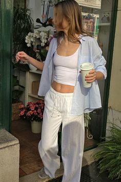 Adrette Outfits, Linen Pants Outfit, Looks Pinterest, European Summer Outfits, Europe Outfits, Outfit Inspo Summer, Italy Outfits, Stockholm Fashion