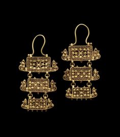 Jewels of the Ancient World - Syrian tiered gold earrings, dated to the 10th to 11th centuries CE. Source: Bonhams. Middle East Jewelry, Egypt Jewelry, Estilo Hipster, Islamic Jewelry, Gold Filigree Earrings, Ancient World