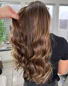 Hair Inspiration Balayage, Highlights Brunette Hair, Hair Cuts Layers, Brunette Hair With Blonde Highlights, Brunette Hair With Blonde, Brunette Hair Balayage, Brunette Hair Inspiration, Hair Chocolate Brown, Highlights Brunette