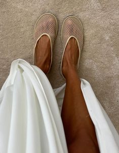 Clean Fashion, Neutral Fashion, Street Style Inspiration, Shoe Game, Passion For Fashion, Fashion Lifestyle, Black Shoes, What To Wear, Fashion Shoes