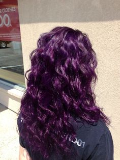 Purple Hair Colors Ideas, Perpul Hair Color Ideas, Darker Purple Hair, Hairdye Ideas Purple, Purple Hair On Curly Hair, Hair Dye Ideas Wavy Hair, Curly Violet Hair, Dyed Hair Wavy, Dark Dyed Hair Colors