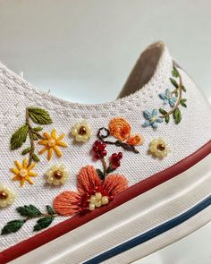 Embroidered Shoes Diy, Embroidery Shoes Diy, Converse Floral, Embroidery Sneakers, Converse Embroidery, Floral Converse, Embroidered Converse, Clothes Embroidery Diy, Denim Embroidery