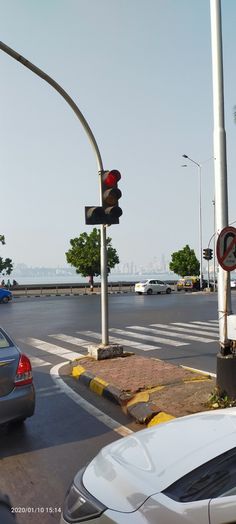 cars are stopped at an intersection in the city