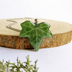 This real ivy necklace is a unique creation from my forest jewelry collection. A beautiful green leaf necklace as the perfect gift for Mother's day. This green leaf necklace is truly original and unique: I have dried the ivy leaf and then covered it with crystalline resin to provide a perfect shine. Take this forest leaf necklace always with you to feel really unique! You will never go unnoticed wearing this real ivy necklace: Its elegance, beauty and class will make you shine on any occasion, w Unique Green Necklace With Natural Inclusions, Handmade Green Leaf Necklace, Green Resin Pendant Necklace, Green Necklace With Natural Inclusions For Gift, Green Leaf-shaped Botanical Jewelry, Green Nature-inspired Necklace, Green Leaf-shaped Necklace For Gift, Nature-inspired Green Necklace With Pressed Flowers, Green Nature-inspired Necklace With Pressed Flowers