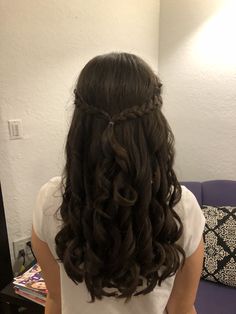 Quick And Pretty Hairstyles, Half Up Half Down Dama Hairstyles, Hair Ideas For A Party, Quince Court Hairstyles, Practical Magic Hairstyles, Hairstyle For School Dance, Cute Hairstyles Curled Hair, Hair Inspo For Wavy Hair, Hairstyles To Wear To A Wedding