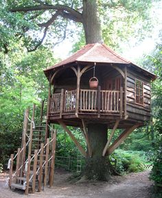 a tree house built into the side of a tree