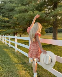 Country Concert Outfits, Senior Photoshoot Poses, Western Photoshoot, Senior Photo Outfits, Pose Fotografi