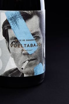 a bottle of wine with a man's face on it and the words vuetabac in spanish