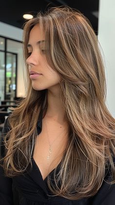 Hair Highlights For Medium Hair, Chestnut Blonde Balayage, Blond Babylights On Brown Hair, Brunette Hair With Balayage Highlights, Highlights And Layers Brown Hair, Brown People With Blonde Hair, Light Brown Hair With Extensions, Brown Old Money Hair