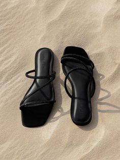 Casual yet elevated, these strappy sandals will be suitable for most occasions. The smooth black satin finish is accentuated by the elegant simplicity of the strap design, which makes it a classy pair that is also easy to style. As a subtle touch, crystal embellishments inject glamour into the minimal silhouette. With its breathable design and eye-catching details, these versatile shoes are effortlessly chic. Prom Flats, Bridesmaid Shoes Flat, Flat Prom Shoes, Classy Sandals, Black Sandals Flat, Strappy Sandals Flat, Black Strappy Sandals, Versatile Shoes, Dinner Outfit