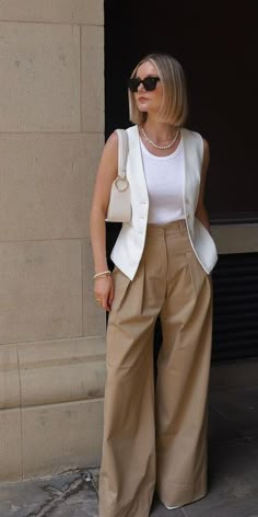 Business Woman Casual Outfits, Summer Outfit Professional, Classy Tank Top Outfit, Summer Exam Outfit, Office Outfits Women Gen Z, Design Conference Outfit, Manhattan Outfit Summer, Causal Office Outfits Women Summer, Office Looks For Women Summer