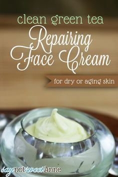 Amazing Green Tea Repairing Face Cream Recipe for Dry Aging Skin. This face cream recipe for dry skin will protects from some sun damage, reduces the signs of aging, repairs and regenerates the skin and moisturizes it... Pore Shrinking, Face Cream Recipe, Homemade Face Cream, Green Tea Face, Diy Lotion, Diy Kosmetik, Face Creams