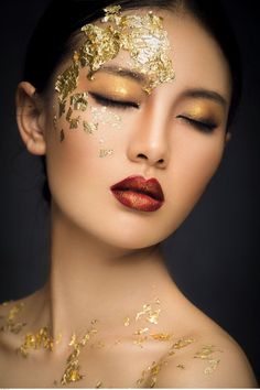 Gold Goddess Makeup, Medieval Makeup, Conceptual Art Photography, Fashion Editorial Makeup, Goddess Makeup, Fashion Walk, Glitter Face, Personal Branding Photoshoot, Creative Eye Makeup